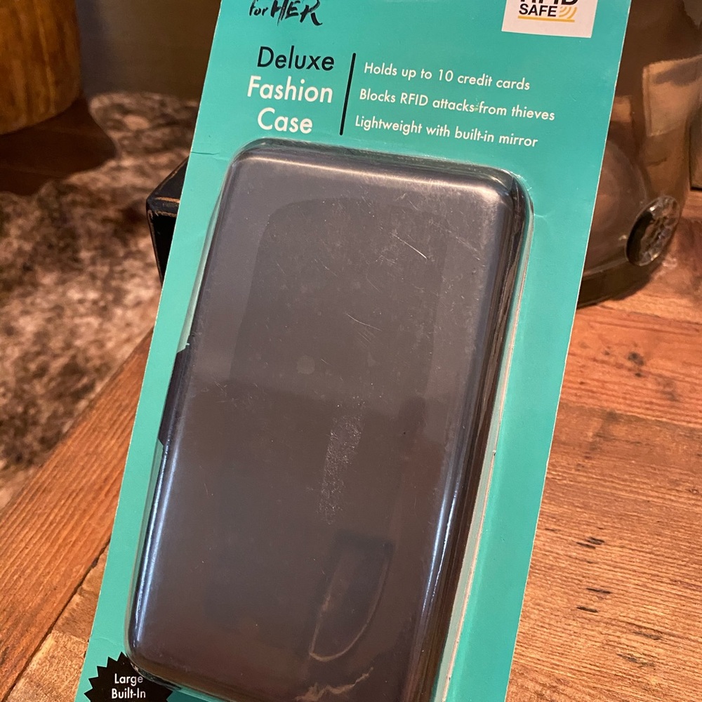 TOTES RFID DELUXE CASE. NWOT